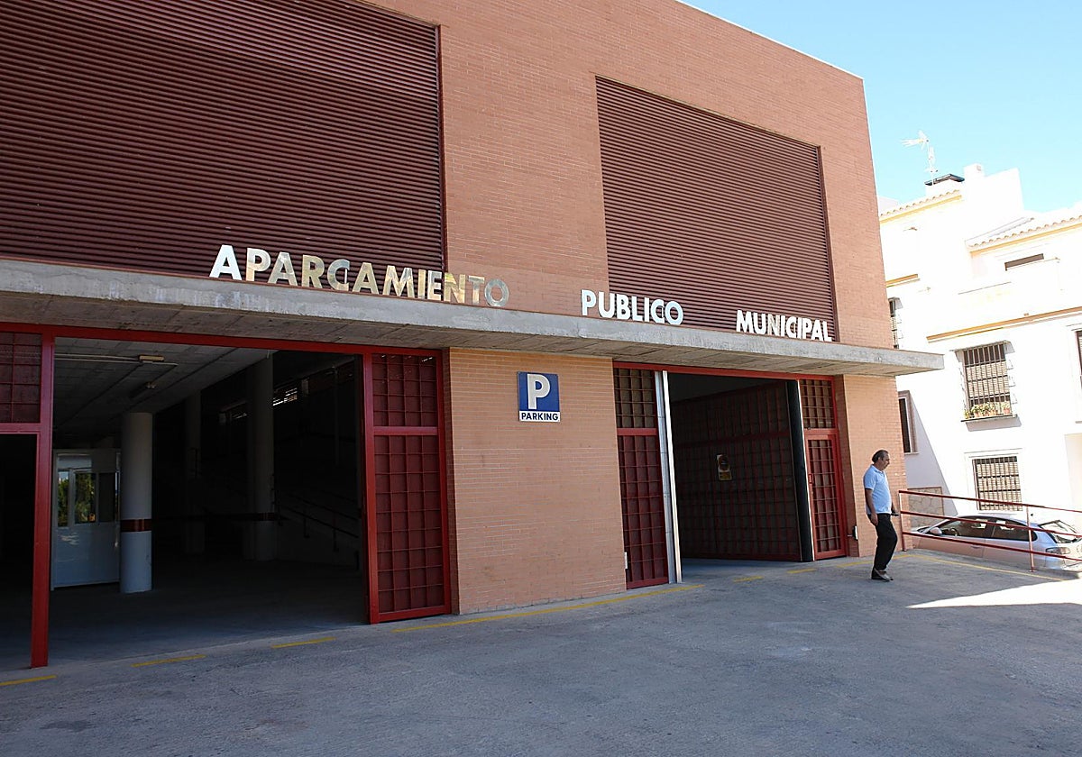 Aparcamiento público municipal de los bajos del centro de salud.