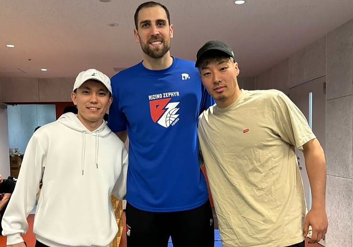 Pablo Aguilar posa con unos amigos tras un partido en la liga japonesa.