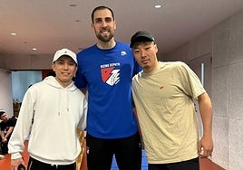 Pablo Aguilar posa con unos amigos tras un partido en la liga japonesa.