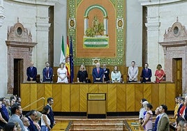 El Pleno del Parlamento en el minuto de silencio por las víctimas de Palestina, Israel y Oriente Medio.