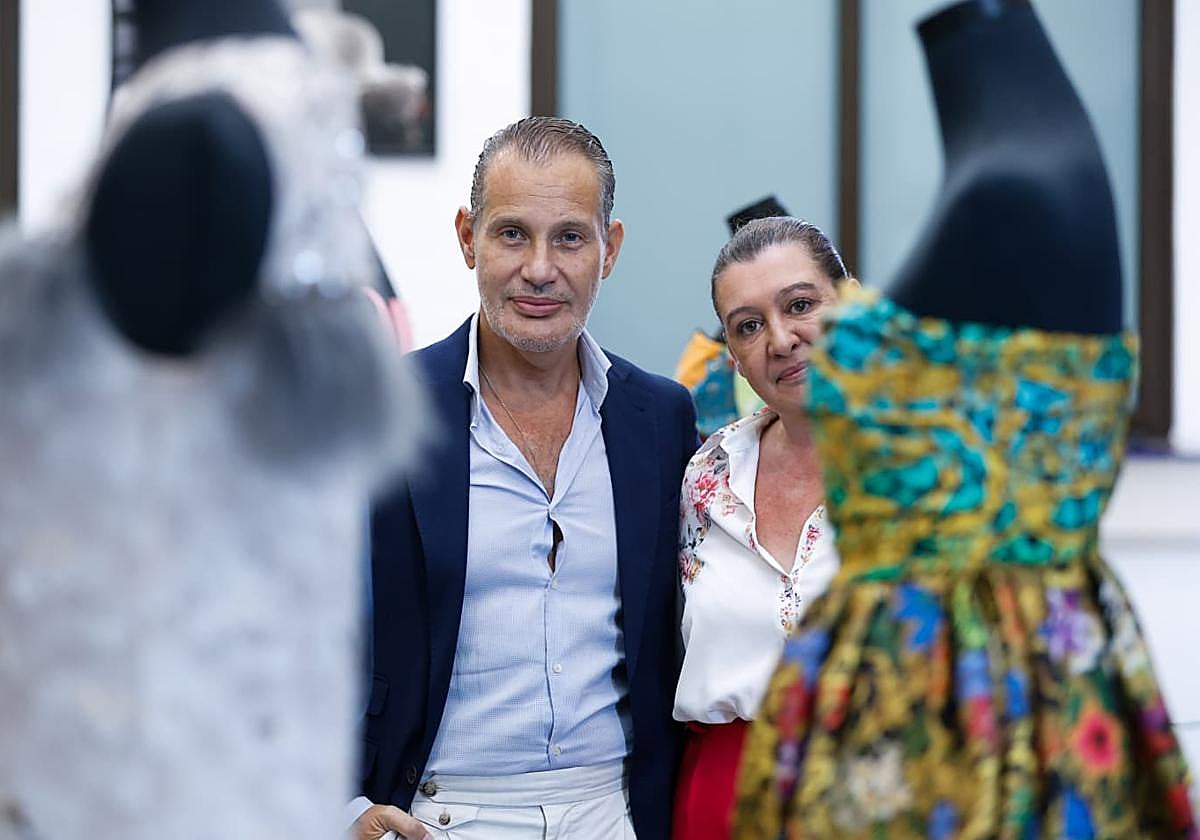 Rafael Urquizar y Esperanza González este miércoles en la rueda de prensa de presentación del desfile en el Museo Automovilístico y de la Moda.