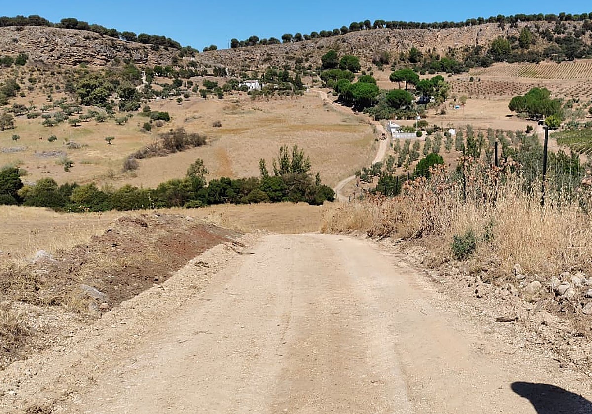 Uno de los caminos rurales de Ronda en los que ya se han iniciado las obras de mejora.