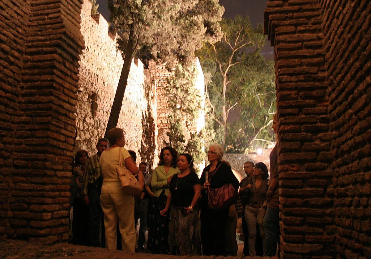 Las visitas nocturnas a la Alcazaba podrán ser habituales con la nueva iluminación del monumento.