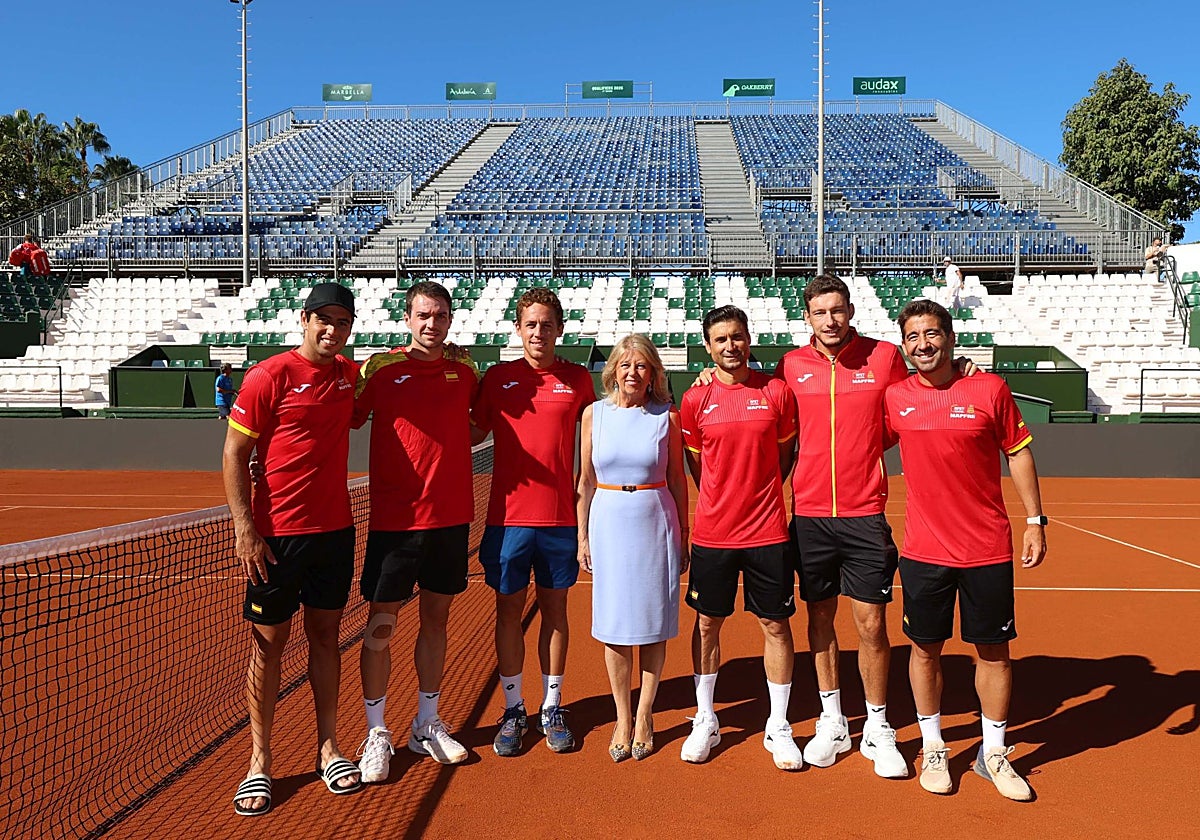 La alcaldesa de Marbella, Ángeles Muñoz, con el equipo español de la Copa Davis.