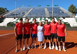 La alcaldesa de Marbella, Ángeles Muñoz, con el equipo español de la Copa Davis.
