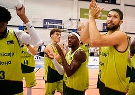 Manu Trujillo, en el centro de la imagen detrás de Perry.