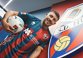Francisco Portillo, en su presentación oficial con el Huesca, el sexto equipo diferente con el que compite en Segunda.