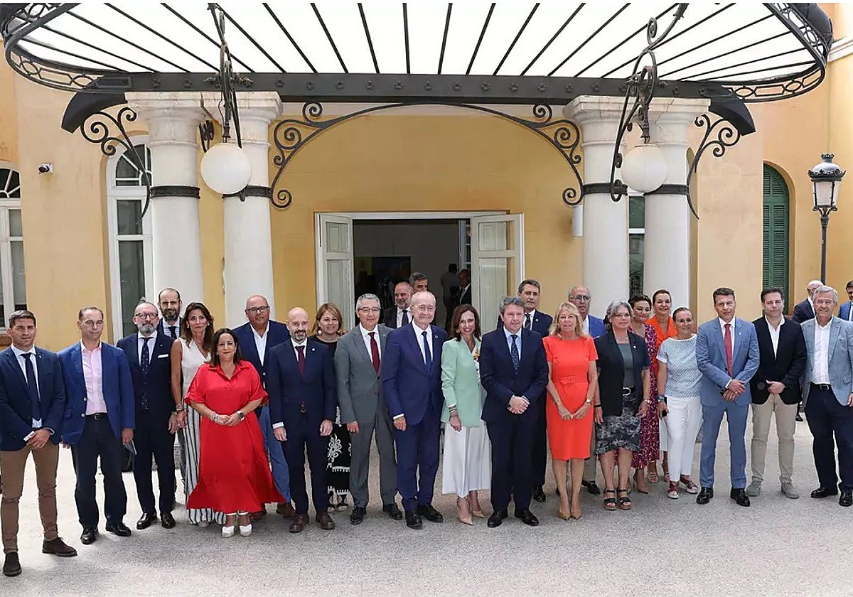 Participantes en la primera edición de la mesa de movilidad convocada por el Gobierno.