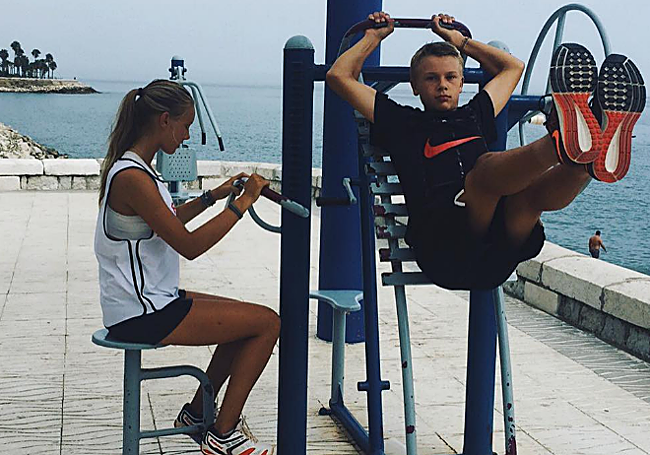 Rune, con su hermana en el gimnasio al aire libre de El Morlaco.