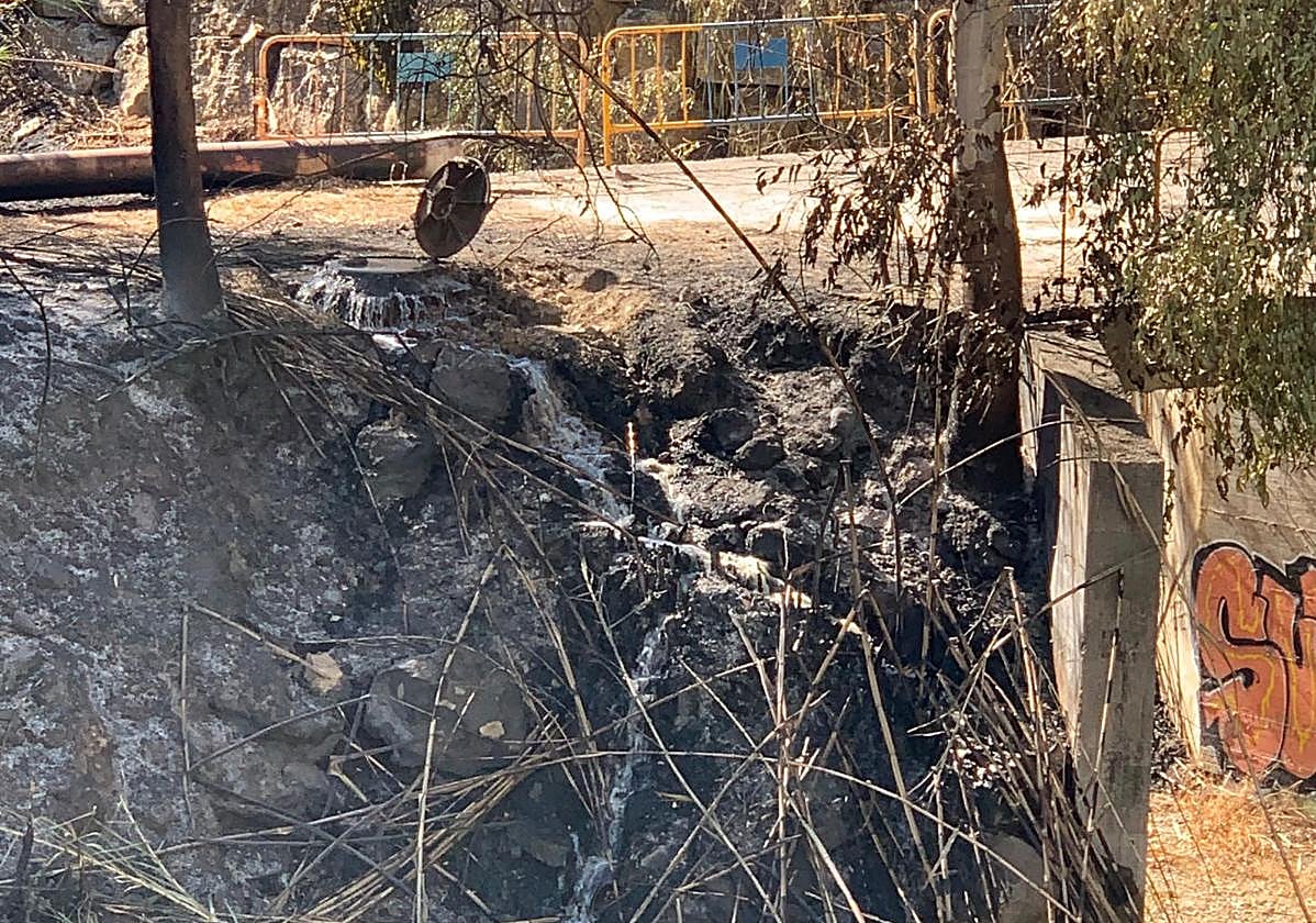 Tubería rota a causa del incendio.