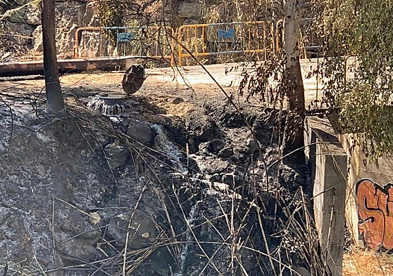 Tubería rota a causa del incendio.