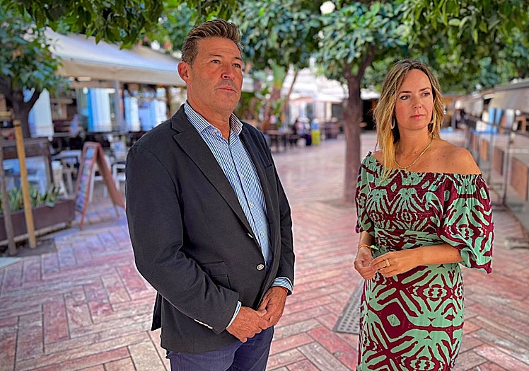 Los concejales de Vox, Antonio Alcázar y Yolanda Gómez.