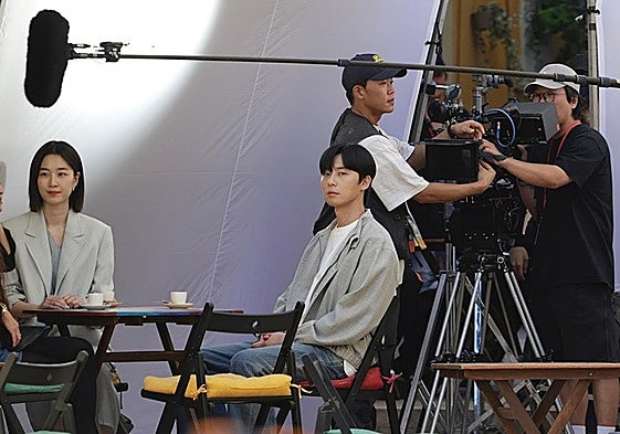 Park Seo-Joon (centro) y Won Ji-An (derecha),  durante el rodaje de la serie en Málaga.