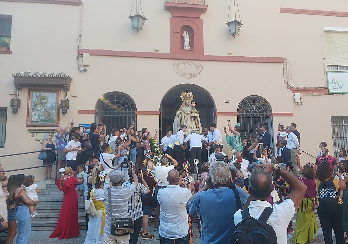 Salida de la romería de la Virgen de la Alegría desde el barrio de Capuchinos.