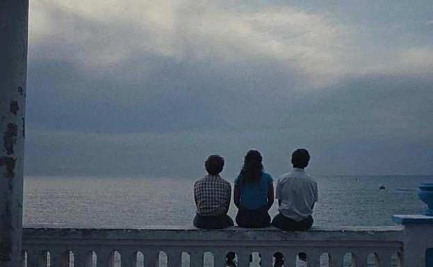 Fotograma de 'Moro': Leo y sus amigos contemplan el mar.