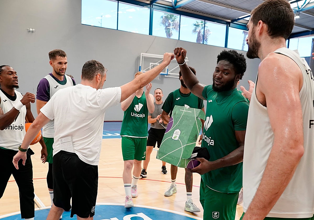 Ibon Navarro felicita a Addae-Wusu al finalizar el entrenamiento.