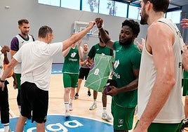 Ibon Navarro felicita a Addae-Wusu al finalizar el entrenamiento.