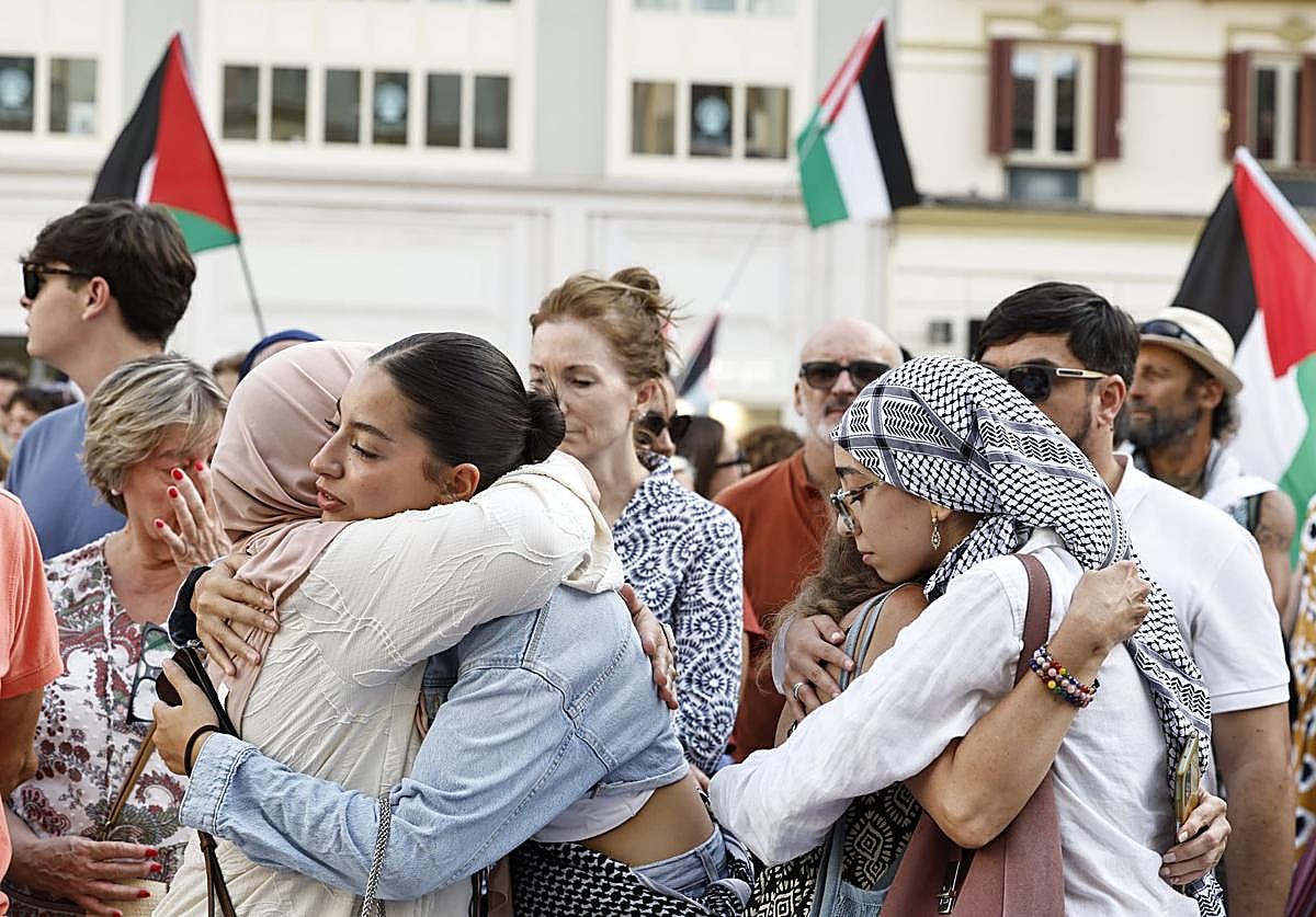 Mujeres se abrazan en la última concentración en solidaridad con Gaza celebrada en Málaga.