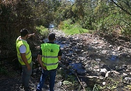 Técnicos responsables del proyecto muestran el estado del río Guadaiza en San Pedro.