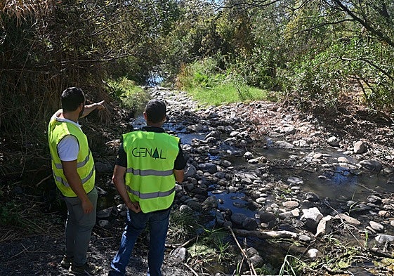 Técnicos responsables del proyecto muestran el estado del río Guadaiza en San Pedro.