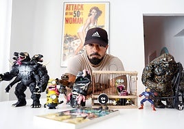 Petter Okka, junto a algunas de sus creaciones monstruosas hechas con mezclas de diferentes juguetes.