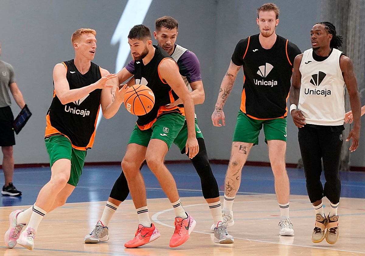 Alberto Díaz aprovecha un bloqueo de Tillie.