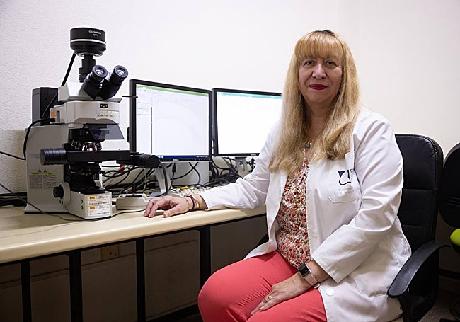 Gutiérrez, frente al microscopio.