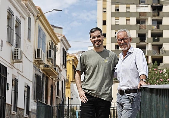 Sergio Barce y Pablo Barce, padre e hijo, escritor y cineasta, respectivamente, a las puertas de la biblioteca de Palma-Palmilla, donde se proyectó 'Moro', un corto basado en la vida de su familia.