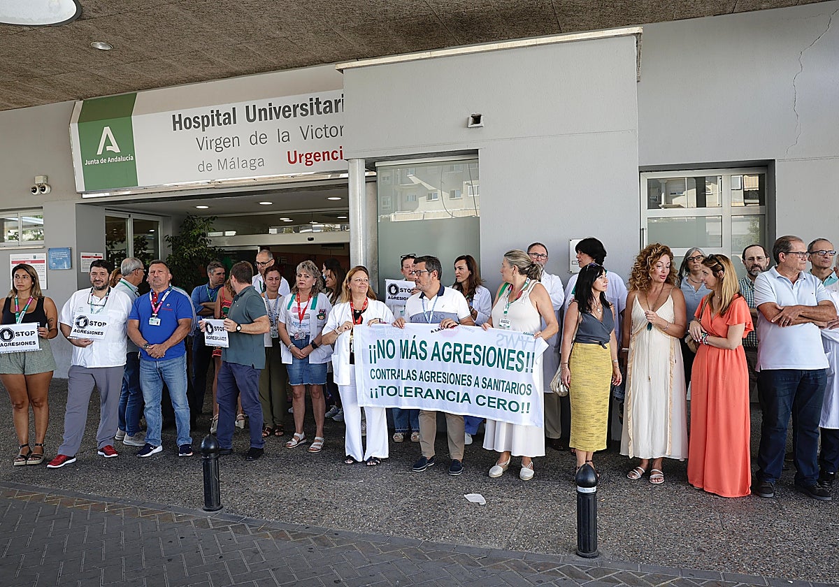 Imagen de la concentración que se ha celebrado esta mañana por las agresiones a médicos.