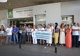 Imagen de la concentración que se ha celebrado esta mañana por las agresiones a médicos.