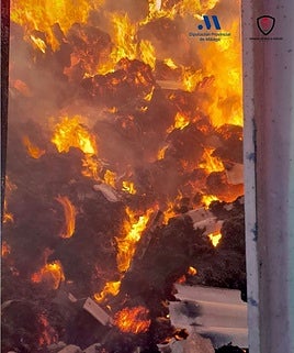 Llamas en el interior de la nave, en La Atalaya.