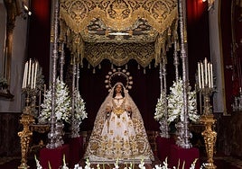 La Virgen del Rocío, en su besamanos por el 10.º aniversario de su coronación canónica.