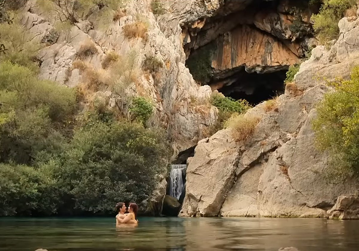 La imagen paradisiaca de la cueva de Benaoján no pasa desapercibida en la miniserie 'La novia'.