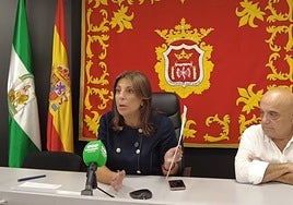 La alcaldesa de Ronda, Mari Paz Fernández, durante la rueda de prensa.