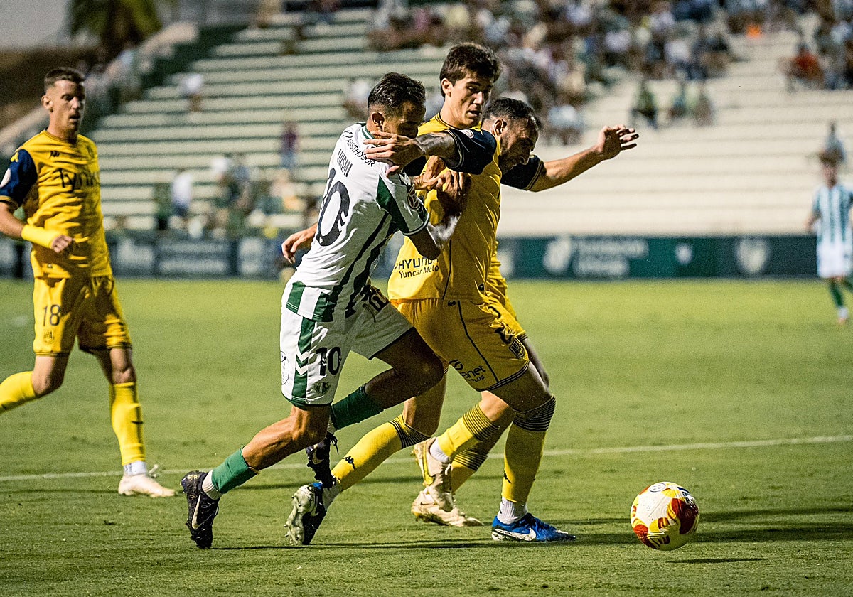 Luismi Gutiérrez pugna por un balón con Iván Perez, central del Alcorcón.