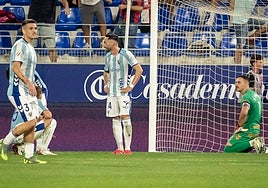 Rafa, Víctor Garcia y un Alfonso Herrero de rodillas se lamentan del gol local.