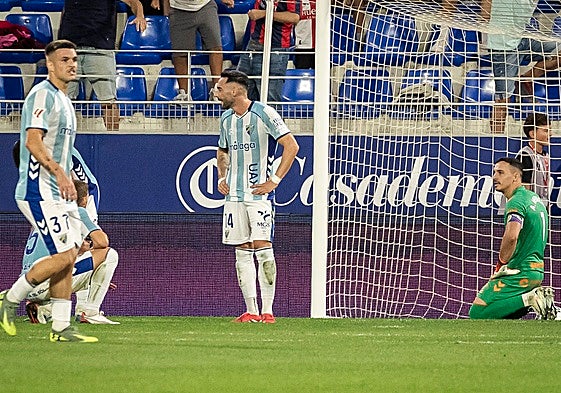 Rafa, Víctor Garcia y un Alfonso Herrero de rodillas se lamentan del gol local.