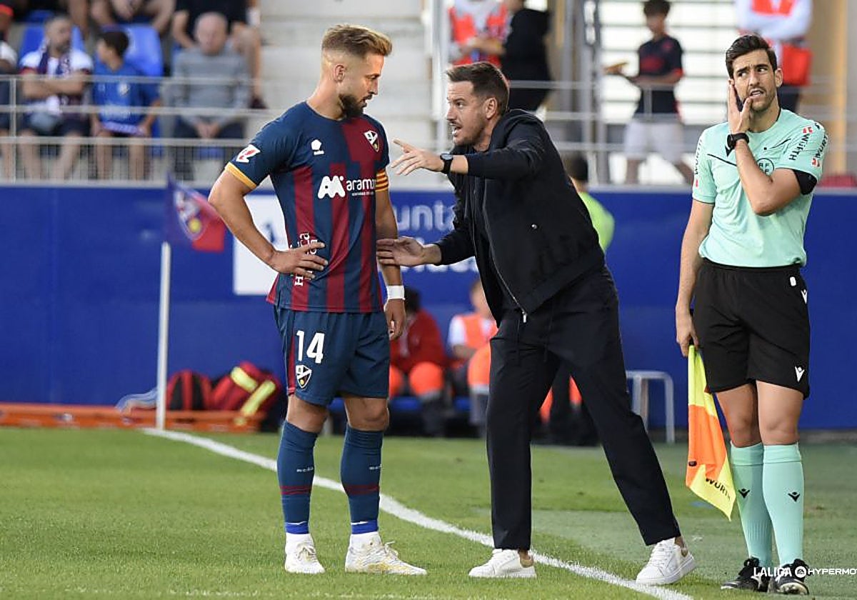 Sergi Guilló da instrucciones al central Jorge Pulido.