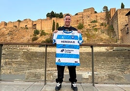 Manu Heredia, patrocinador del Ciudad Redonda, posa con la nueva equipación mostrando su patrocinio.
