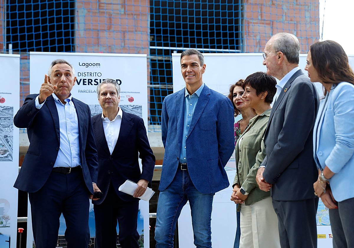 Sánchez, Montero, Rodríguez, De la Torre y Díaz atienden a las explicaciones de las obras promovidas por Lagoom Living y desarrolladas por Sacyr.