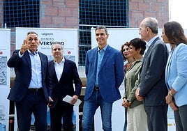 Sánchez, Montero, Rodríguez, De la Torre y Díaz atienden a las explicaciones de las obras promovidas por Lagoom Living y desarrolladas por Sacyr.