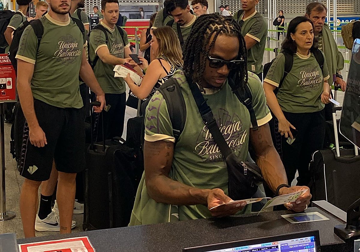 Kendrick Perry obtiene su tarjeta de embarque.