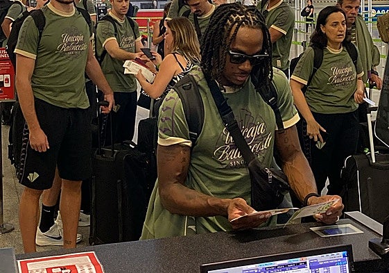 Kendrick Perry obtiene su tarjeta de embarque.