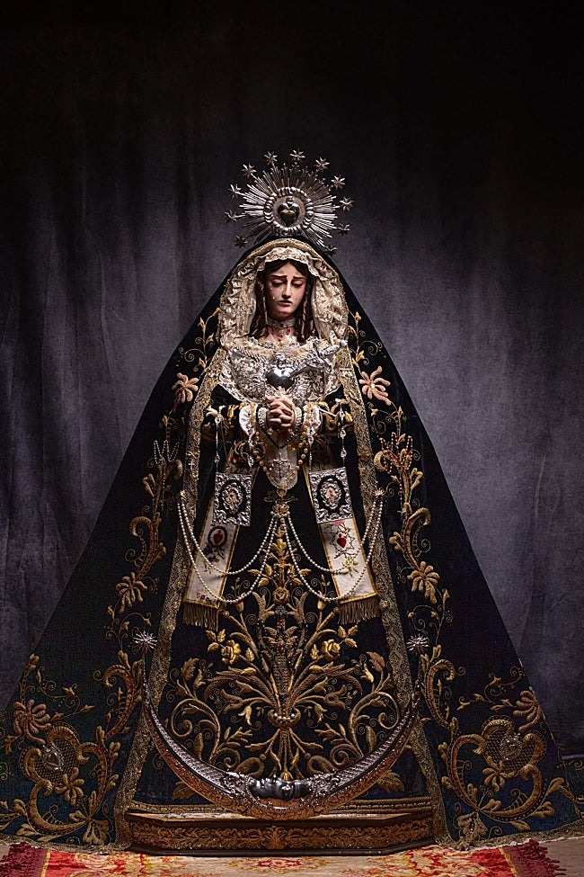 La Virgen de los Dolores de Churriana, ya restaurada, con su terno bordado.