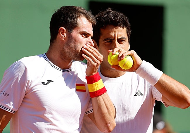 Pedro Martínez comenta una instrucción de juego a Jaume Munar.