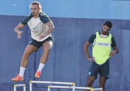 Recio, en una serie de multisaltos en un entreno ante la mirada de Galilea, al que desbancó.