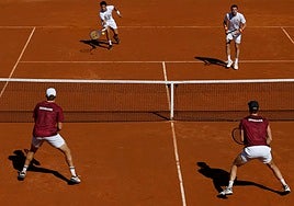 Uno de los puntos del partido de dobles, con los cuatro tenistas a media pista.