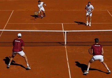 España suma en dobles el primer punto en Puente Romano