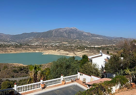 Imagen de archivo de viviendas en Los Romanes, con vistas al pantano de La Viñuela.