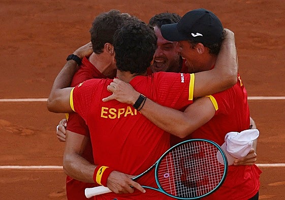 La piña del equipo español para celebrar el pase a la Final a 8 tras ganar Carreño el quinto partido.